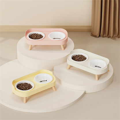 Collection de gamelle pour chat double surélevée en céramique et bois, disponible en rose, jaune et blanc pastel. Cette gamelle chat orthopédique au design scandinave avec bols amovibles assure un confort de repas optimal et une hygiène parfaite. Une gamelle duo élégante avec motif arête de poisson pour un intérieur moderne.
