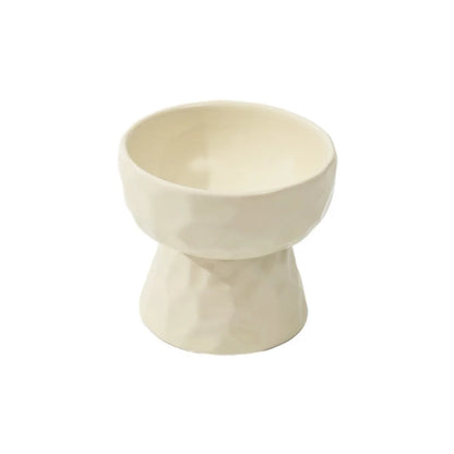 Gamelle pour chat surélevée en céramique beige crème avec texture martelée et design contemporain. Cette gamelle animaux ergonomique offre une hauteur de 11 cm pour une posture de repas noble et confortable. Une gamelle chat hygiénique, stable et esthétique, parfaite pour un intérieur minimaliste.