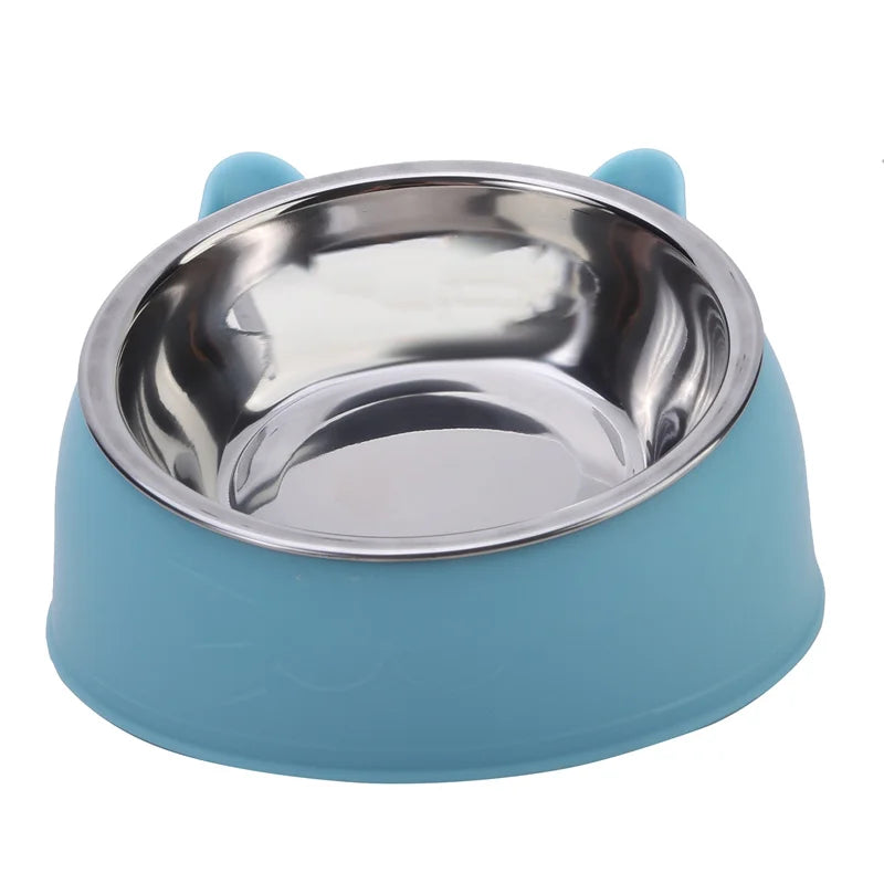 Gamelle pour chat inclinée 15° en acier inoxydable remplie de croquettes, avec support ergonomique vert pastel et design oreilles de chat. Cette gamelle chat orthopédique assure un confort digestif optimal et une hygiène parfaite grâce à son bol en inox amovible. La meilleure gamelle anti-vomi pour la santé et le bien-être de votre animal.