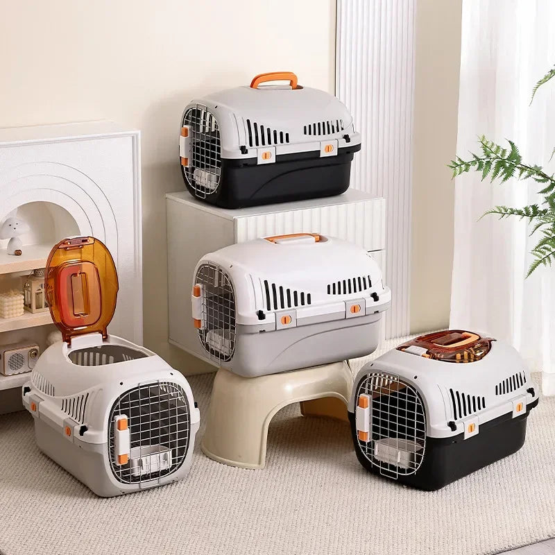 Gamme de caisses de transport rigides pour chats en gris et noir, équipées d'une grille métallique frontale, de verrous orange haute sécurité et d'une large trappe d'ouverture supérieure transparente.