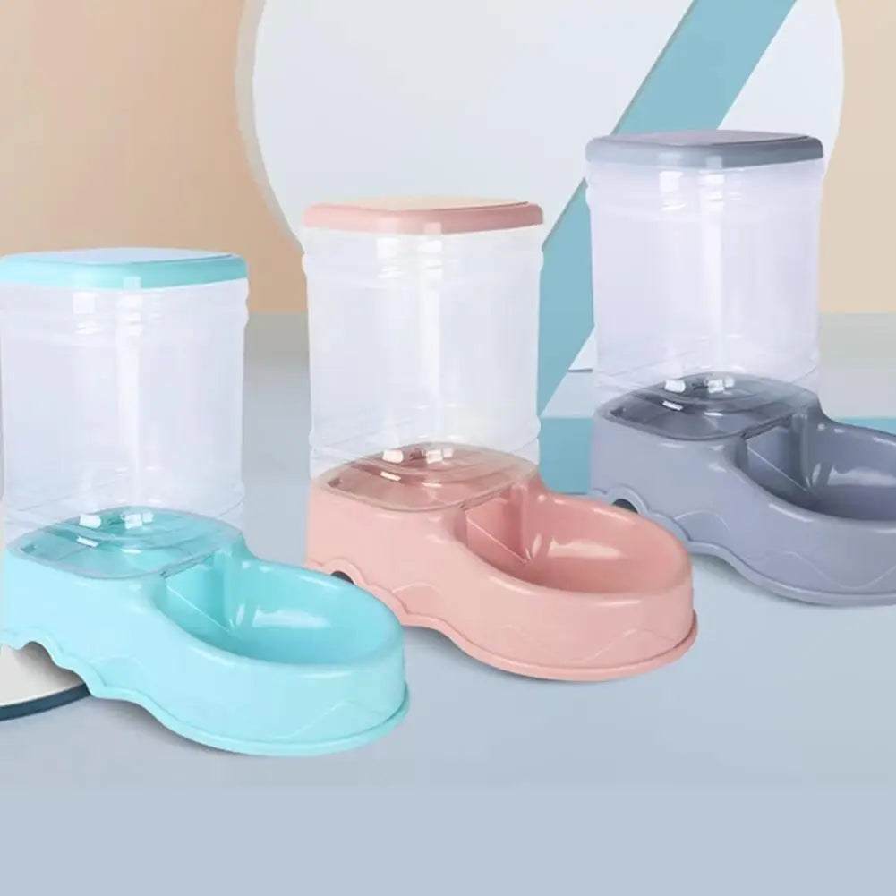 Gamme de distributeur croquettes chat et chien automatique par gravité déclinée en trois coloris : turquoise, rose et gris. Le visuel montre les réservoirs transparents XXL et les socles colorés modernes. Ce distributeur croquettes assure une distribution constante de nourriture fraîche sans électricité. Idéal comme distributeur croquettes chien pour une autonomie totale et design.