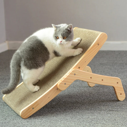 Griffoir pour chat en bois massif avec rampe inclinée en sisal. Un chat gris et blanc utilise le griffoir chat ergonomique Les Trésors d'Owka pour faire ses griffes. Griffoir sisal chat robuste et réglable, design scandinave pour stimuler l'étirement et le jeu.