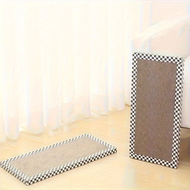 Duo de planches à griffer pour chat en carton ondulé avec bordure à damier noir et blanc, présentées en utilisation horizontale au sol et verticale contre un canapé blanc.