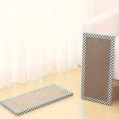 Duo de planches à griffer pour chat en carton ondulé avec bordure à damier noir et blanc, présentées en utilisation horizontale au sol et verticale contre un canapé blanc.