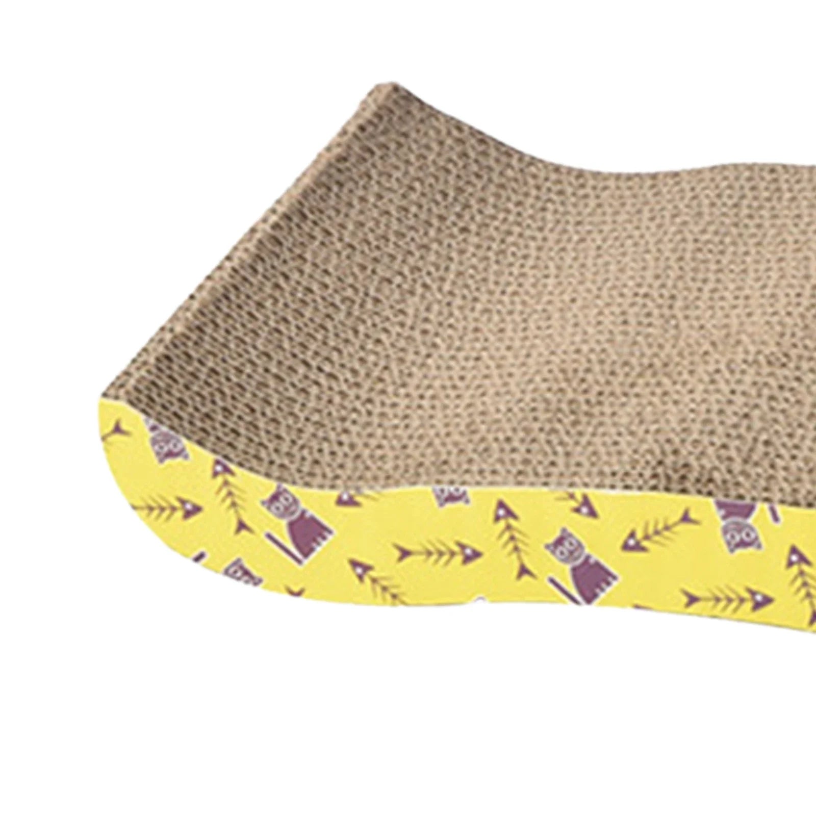Détail d'un griffoir pour chat incurvé en carton ondulé haute densité avec bordure jaune décorée de motifs ludiques de chats et d'arêtes de poisson violets.