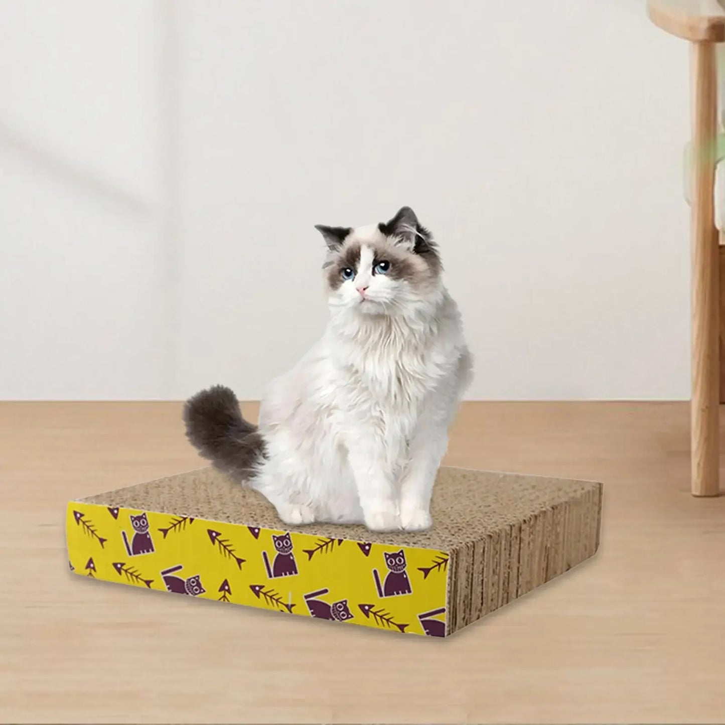 Chat blanc à poils longs assis sur un griffoir en carton ondulé haute densité de forme ergonomique en vague, avec bordure jaune décorative, placé dans un salon moderne.