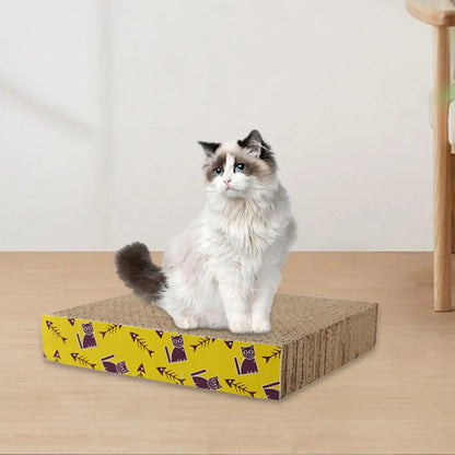 Chat blanc à poils longs assis sur un griffoir en carton ondulé haute densité de forme ergonomique en vague, avec bordure jaune décorative, placé dans un salon moderne.