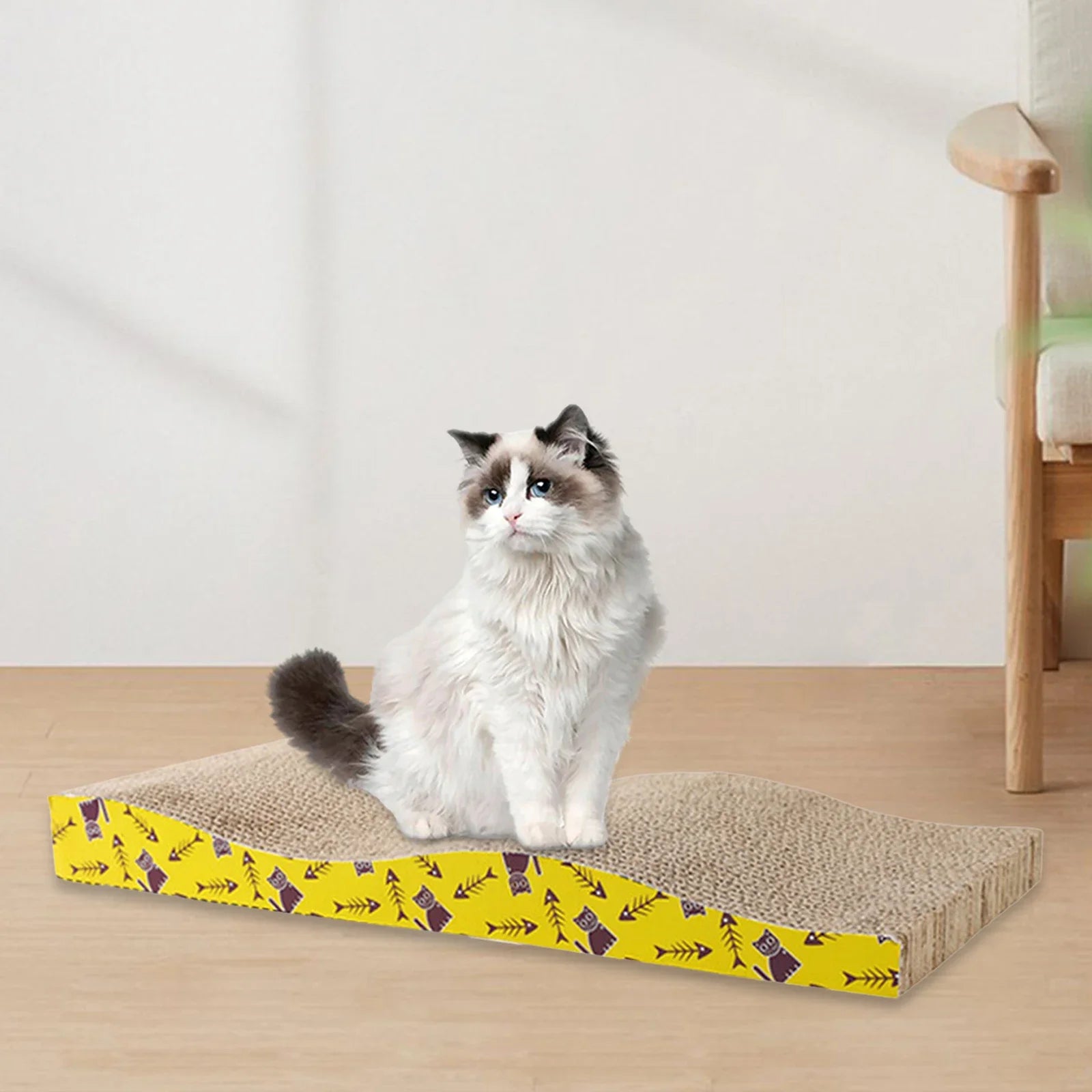 Chat blanc à poils longs assis sur un griffoir en carton ondulé haute densité de forme ergonomique en vague, avec bordure jaune décorative, placé dans un salon moderne.