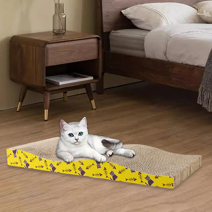 Chat blanc aux yeux bleus allongé sur un griffoir en carton ondulé haute densité de forme ergonomique en vague avec bordure jaune décorative, placé sur un parquet dans une chambre moderne.