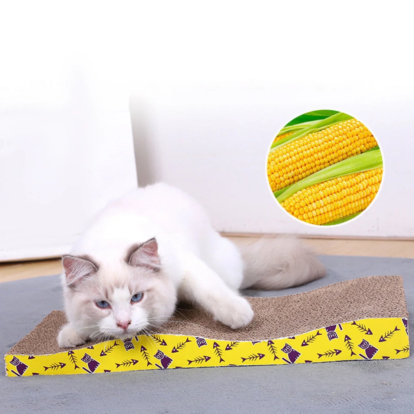 Chat blanc à poils longs utilisant un griffoir en carton ondulé haute densité de forme ergonomique en vague avec bordure jaune décorée de motifs chats violets.