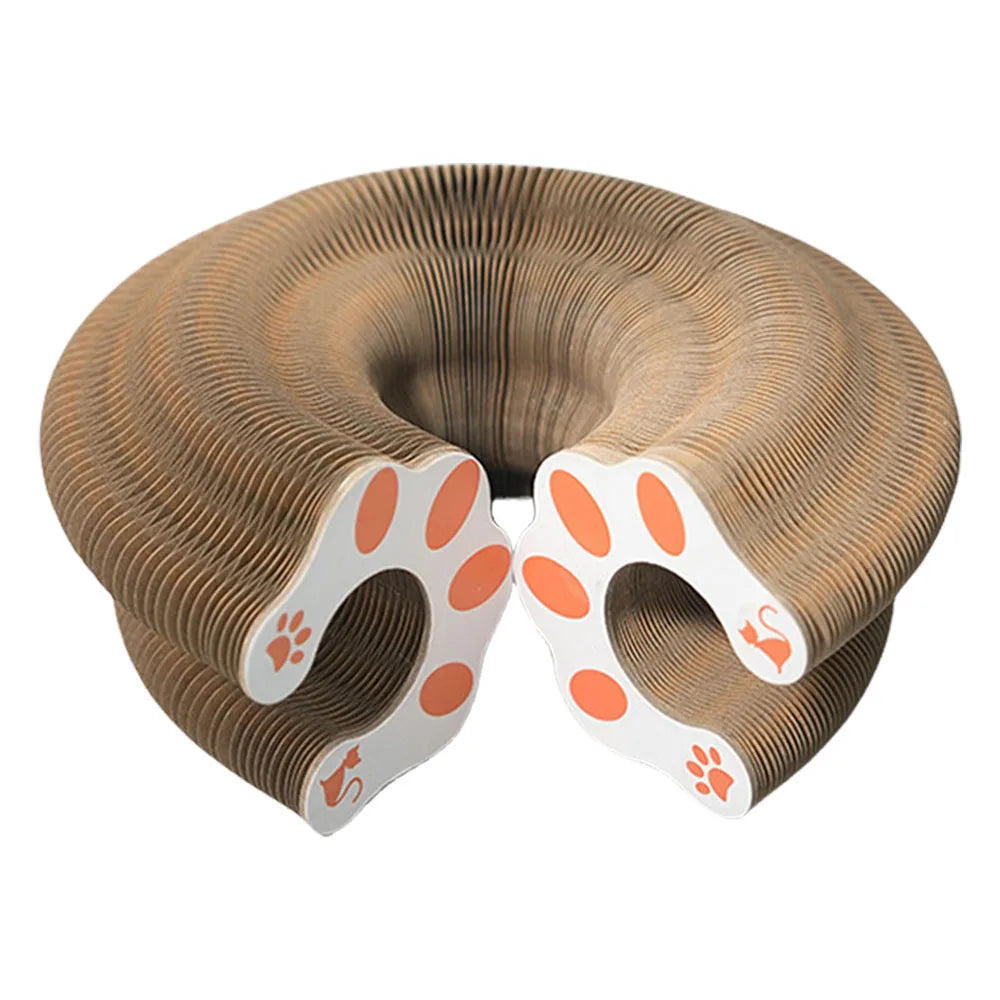 Jouet interactif extensible pour chat en carton ondulé alvéolé, avec extrémités aimantées décorées d'une patte de chat orange pour un assemblage modulaire.