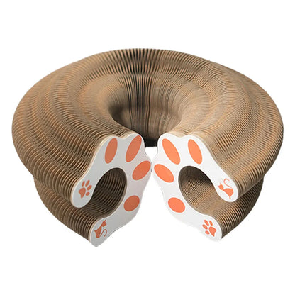 Jouet interactif extensible pour chat en carton ondulé alvéolé, avec extrémités aimantées décorées d'une patte de chat orange pour un assemblage modulaire.