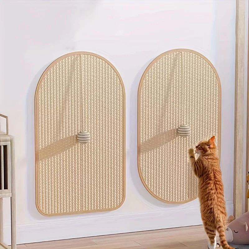 Griffoir chat mural en forme d'arche avec balle de jeu suspendue. Un chat roux utilise le griffoir pour chat en sisal naturel fixé au mur d'un salon moderne. Griffoir sisal chat Les Trésors d'Owka idéal pour protéger les murs et offrir un espace de griffage vertical design.