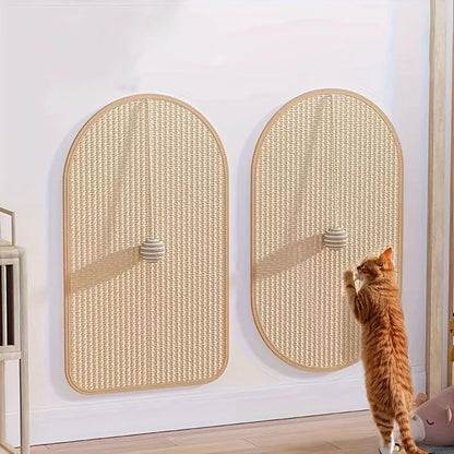 Griffoir chat mural en forme d'arche avec balle de jeu suspendue. Un chat roux utilise le griffoir pour chat en sisal naturel fixé au mur d'un salon moderne. Griffoir sisal chat Les Trésors d'Owka idéal pour protéger les murs et offrir un espace de griffage vertical design.
