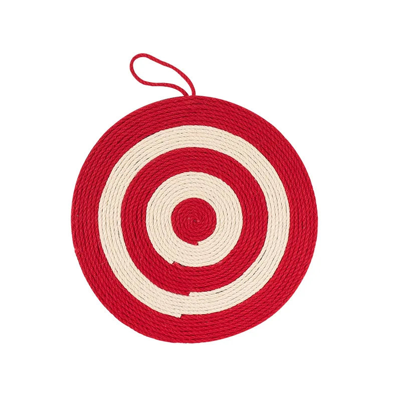 Griffoir pour chat en sisal naturel teinté rouge et blanc en forme de cible, avec boucle de suspension supérieure pour une installation murale ou une utilisation au sol.