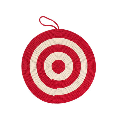 Griffoir pour chat en sisal naturel teinté rouge et blanc en forme de cible, avec boucle de suspension supérieure pour une installation murale ou une utilisation au sol.