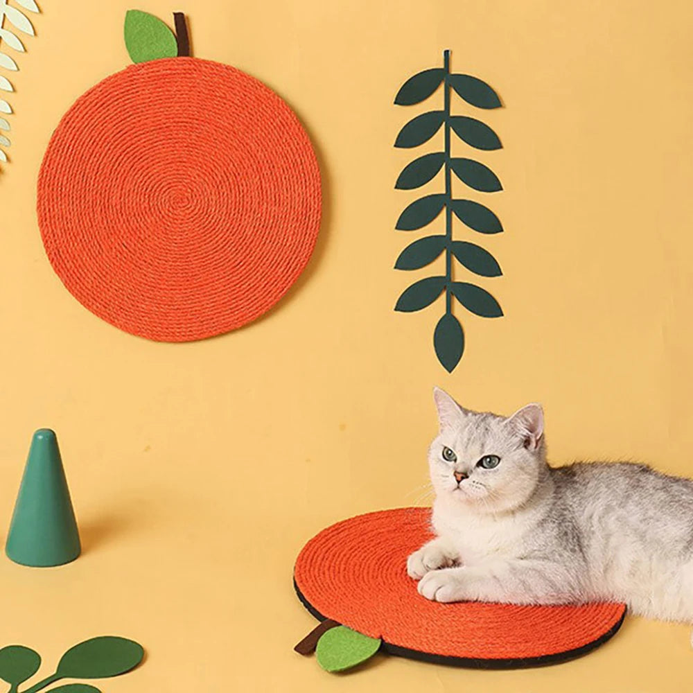 Griffoir pour chat en sisal orange en forme d'orange, montré en fixation murale et comme tapis de sol avec un chat blanc, idéal pour protéger les murs et décorer l'intérieur.