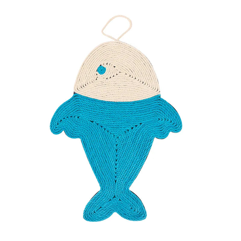 Griffoir pour chat en sisal naturel teinté bleu et blanc en forme de poisson, avec boucle de suspension supérieure pour une installation murale ou au sol.