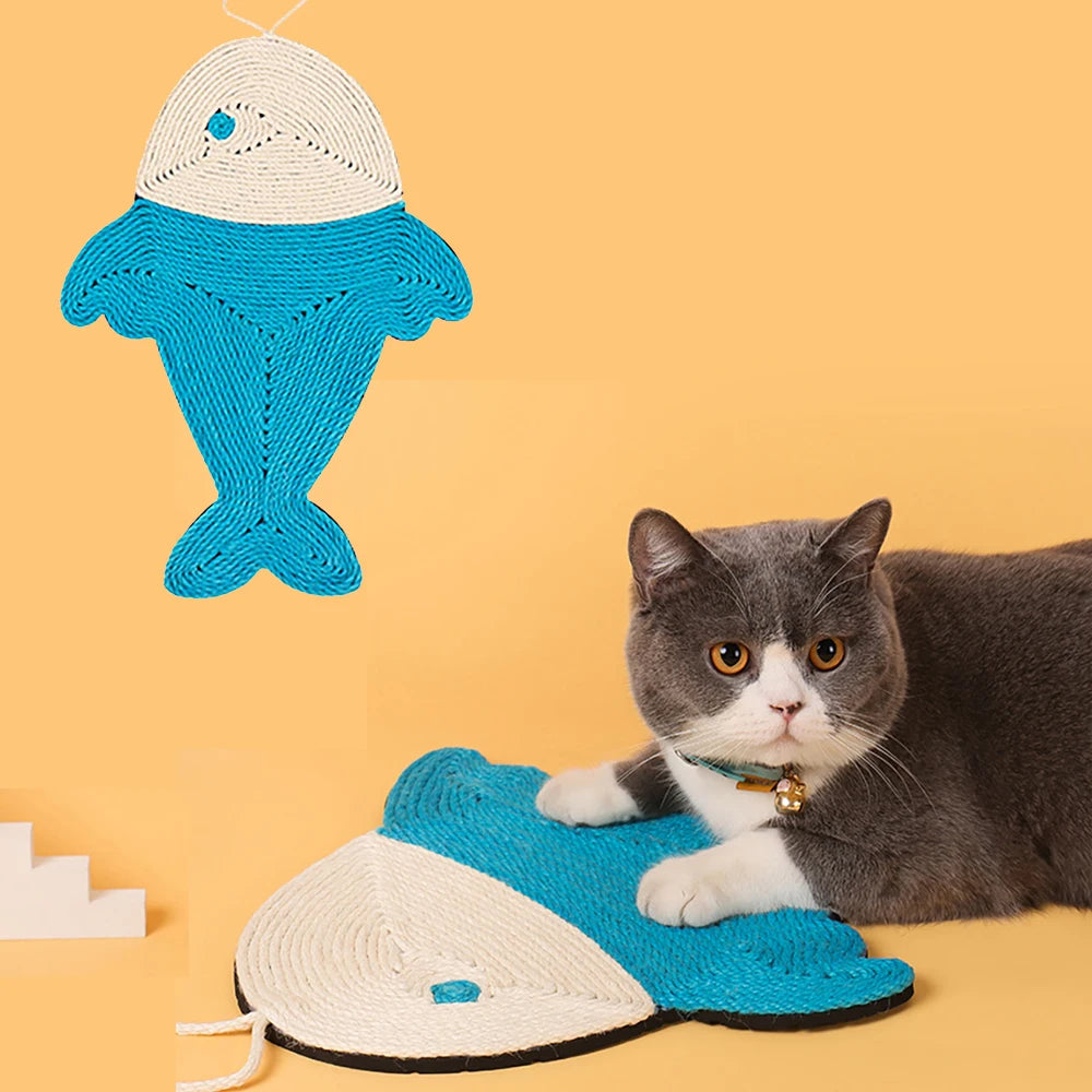 Griffoir pour chat en sisal bleu et blanc en forme de poisson, montré en fixation murale et comme tapis de sol avec un chat gris, idéal pour protéger les murs et les sols.