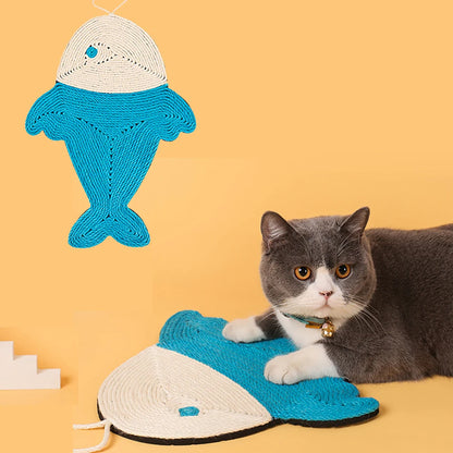 Griffoir pour chat en sisal bleu et blanc en forme de poisson, montré en fixation murale et comme tapis de sol avec un chat gris, idéal pour protéger les murs et les sols.