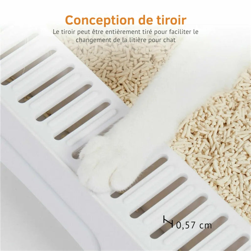 Gros plan sur la patte d'un chat blanc sur la grille de sortie d'un bac à litière chat à tiroir. Les fentes de 0,57 cm permettent de capturer les grains, idéal comme bac à litière pour chaton pour garder la maison propre. Conception de tiroir entièrement extractible pour un changement facile de la litière.