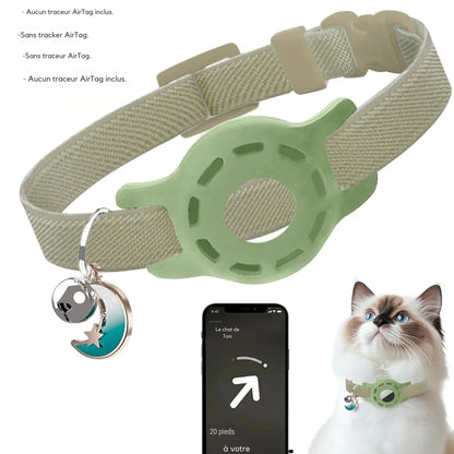 Collier gps chat beige ajustable avec support de traçage intégré et pendentif lune élégant. L'image présente l'interface d'application smartphone avec guidage directionnel précis ("20 pieds à votre droite"). Ce dispositif sécurisant est idéal comme premier collier gps pour chaton, offrant un suivi fiable via ce collier gps (traceur non inclus).