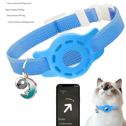 Collier gps chat bleu ajustable avec support de traçage intégré et pendentif lune élégant. L'image présente l'interface d'application smartphone avec guidage directionnel précis ("20 pieds à votre droite"). Ce dispositif sécurisant est idéal comme premier collier gps pour chaton, offrant un suivi fiable via ce collier gps (traceur non inclus).