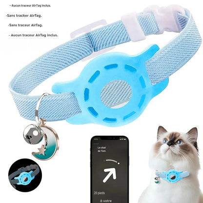 Collier gps chat bleu ciel ajustable avec support de traçage et pendentif lune. L'image présente l'interface d'application smartphone avec guidage directionnel ("20 pieds à votre droite") et un médaillon montrant l'effet phosphorescent la nuit. Ce dispositif sécurisant est idéal comme premier collier gps pour chaton, offrant un suivi fiable via ce collier gps (traceur non inclus).