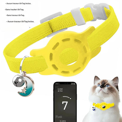 Collier gps chat jaune vif ajustable avec support de traçage intégré et pendentif lune élégant. L'image présente l'interface d'application smartphone avec guidage de précision affichant le chiffre "7" et la distance "20 pieds". Ce dispositif sécurisant est idéal comme premier collier gps pour chaton, offrant un suivi fiable via ce collier gps (traceur non inclus).