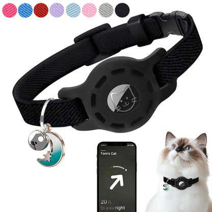 Collier gps chat noir ajustable avec support de traçage intégré et pendentif lune élégant. L'image présente l'interface d'application smartphone avec guidage directionnel précis ("20 pieds à votre droite"). Ce dispositif sécurisant est idéal comme premier collier gps pour chaton, offrant un suivi fiable via ce collier gps (traceur non inclus).