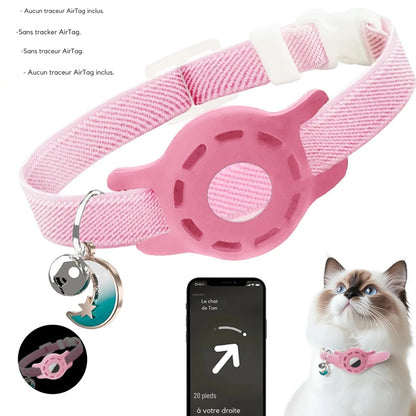 Collier gps chat rose pastel ajustable avec support de traçage et pendentif lune. L'image présente l'interface d'application smartphone avec guidage directionnel ("20 pieds à votre droite") et un médaillon montrant l'effet phosphorescent la nuit. Ce dispositif sécurisant est idéal comme premier collier gps pour chaton, offrant un suivi fiable via ce collier gps (traceur non inclus).
