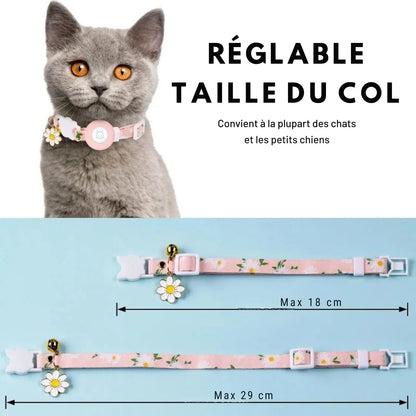 Collier GPS pour chat réglable (18-29 cm) au motif de pâquerettes sur fond rose. Équipé d'un support AirTag intégré, d'une boucle breakaway de sécurité et d'un charm floral avec grelot. Ce collier GPS chat stylé en tissu combine perfettamente sécurité anti-étranglement et esthétique bohème pour votre petit animal.