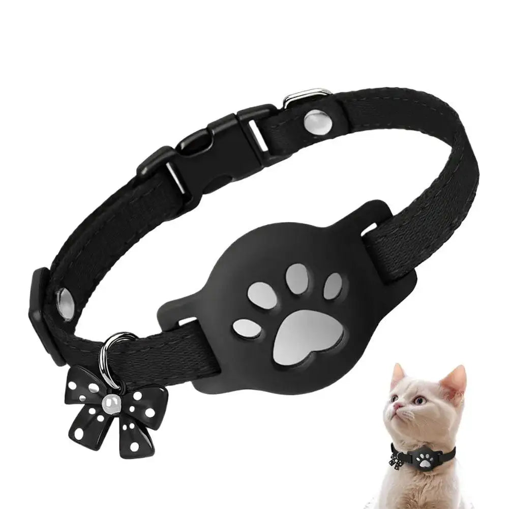 Guide de mesures pour collier gps pour chat noir : longueur ajustable de 18 cm à 25 cm. L'image montre comment mesurer le tour de cou d'un chat tigré allongé. Ce collier gps chat technique inclut un support AirTag patte de chat, une boucle breakaway et un nœud décoratif. Solution de sécurité type collier gps à chat bureau pour un ajustement parfait.