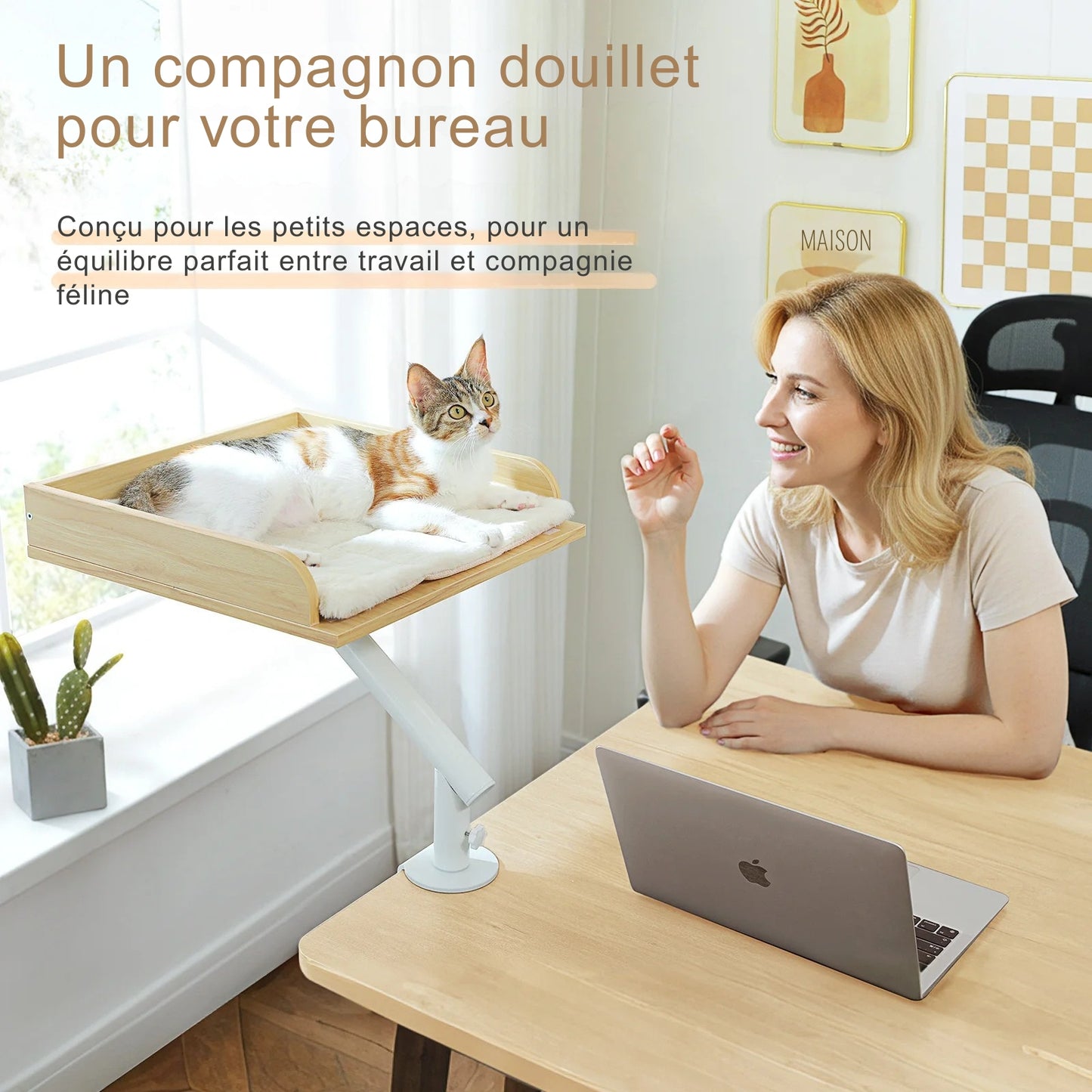 Femme en télétravail utilisant un hamac à chat bureau en bois clair. Ce hamac pour chat avec bras rotatif blanc permet au félin de se reposer près de l'ordinateur. Un hamac chat ergonomique et design, idéal pour concilier travail et compagnie féline dans de petits espaces.