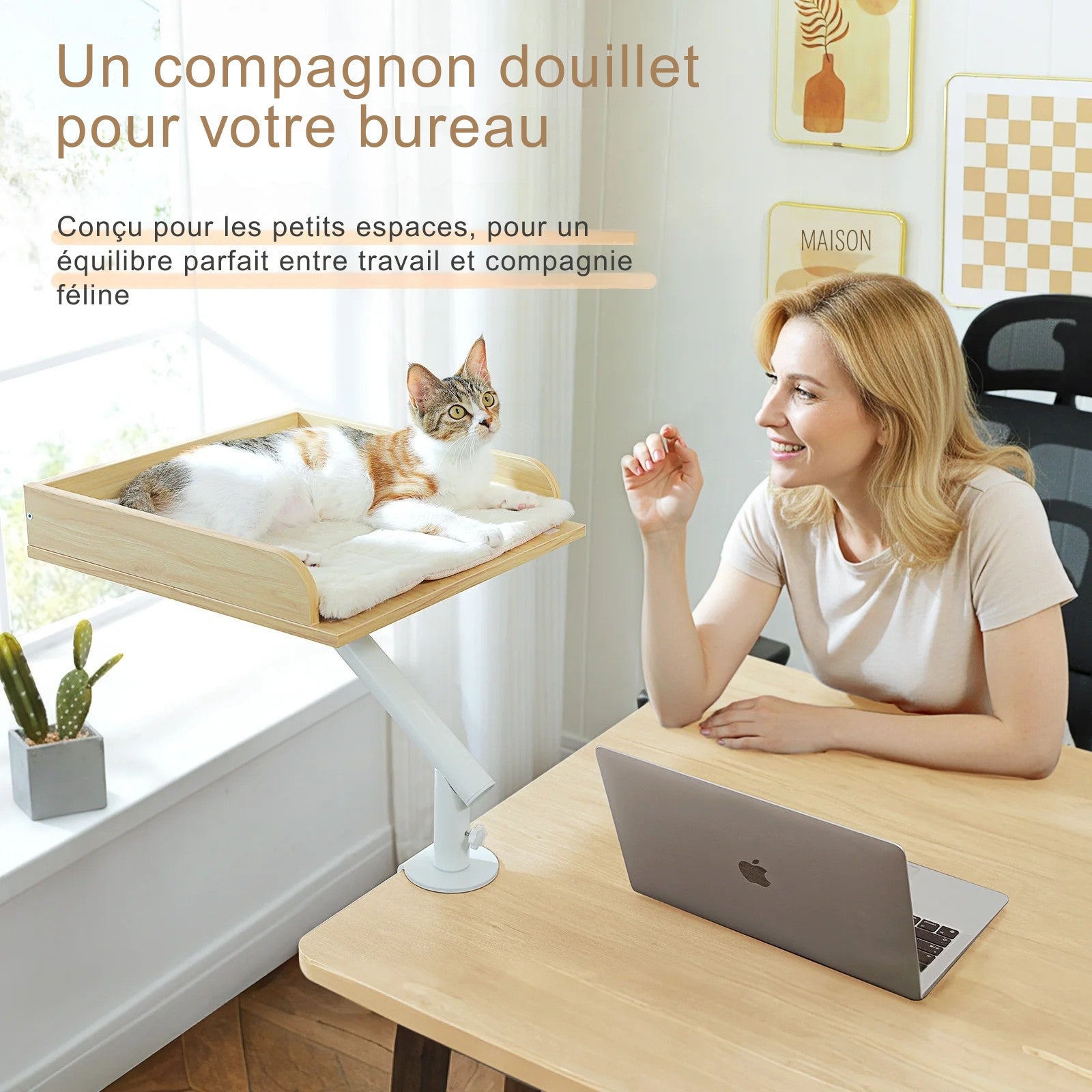 Femme en télétravail utilisant un hamac à chat bureau en bois clair. Ce hamac pour chat avec bras rotatif blanc permet au félin de se reposer près de l'ordinateur. Un hamac chat ergonomique et design, idéal pour concilier travail et compagnie féline dans de petits espaces.