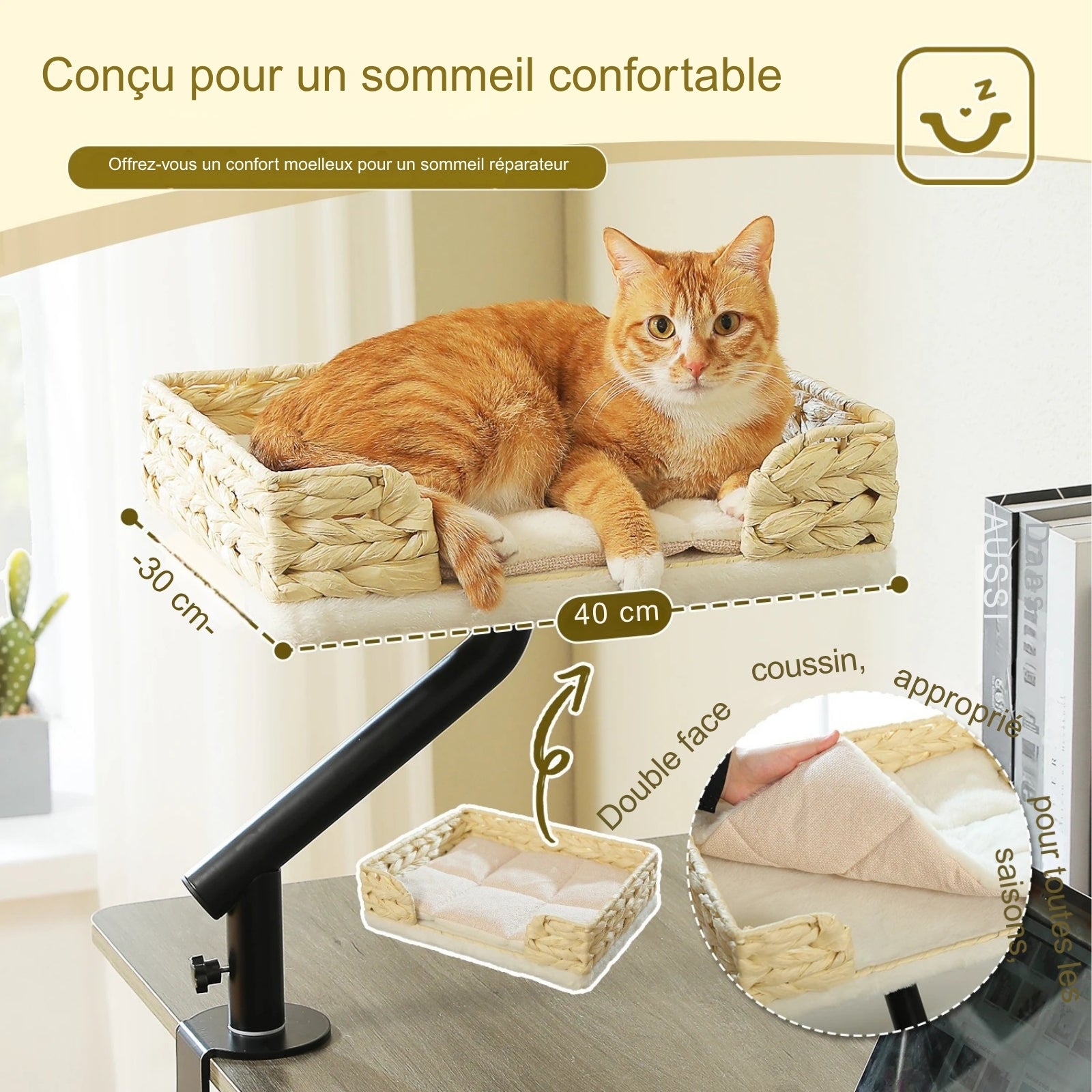 Infographie du hamac à chat bureau tressé en jacinthe d'eau naturelle. Ce hamac pour chat de 40x30 cm possède un bras rotatif et un coussin double face amovible. Un hamac chat élégant et robuste fixé sur une table de bureau pour le confort du chat en télétravail.