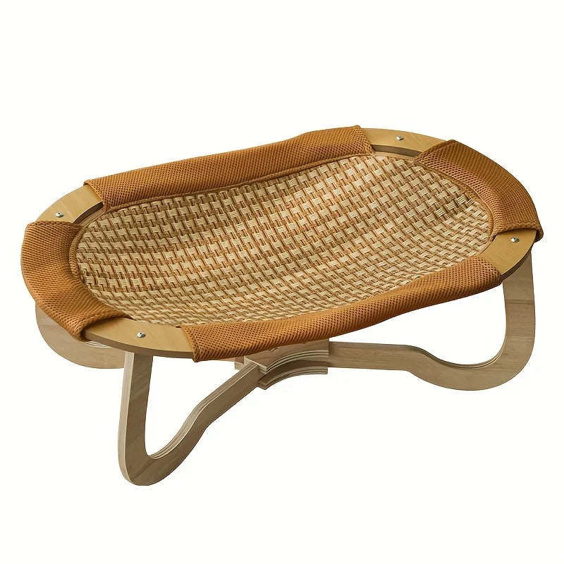 Hamac rafraichissant chien et chat surélevé avec cadre en bois clair et surface en rotin respirant. L'image présente cette alternative au coussin rafraichissant pour chat détourée sur fond blanc. Lit d'été design et ventilé pour une fraîcheur naturelle, idéal comme tapis rafraichissant chat haut de gamme. Qualité Les Trésors d'Owka.