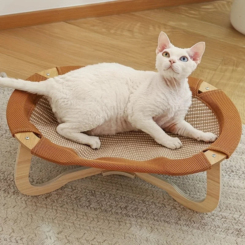 Hamac rafraichissant chat surélevé avec cadre en bois clair et surface de couchage en rotin respirant. L'image présente un chat blanc installé sur ce tapis rafraichissant chien et chat au design moderne. Alternative luxueuse au coussin rafraichissant pour chat, idéal pour une ventilation naturelle. Qualité prestige Les Trésors d'Owka.