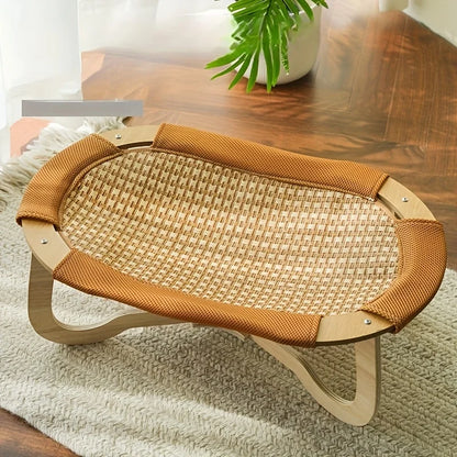 Lit hamac surélevé en bois clair avec surface en rotin respirante pour animaux. L'image présente ce tapis rafraichissant chien et chat au design minimaliste posé sur un tapis. Alternative élégante au coussin rafraichissant pour chat, idéal pour une ventilation naturelle. Qualité premium Les Trésors d'Owka.