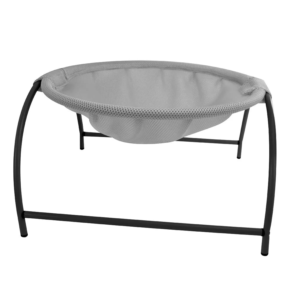 Hamac chat surélevé détouré sur fond blanc avec châssis en métal noir et lit suspendu en tissu mesh gris. Ce coussin à chat respirant offre un confort aérien et anti-transpiration. Alternative design au coussin pour chat classique, facile à monter et robuste. Qualité Les Trésors d'Owka.