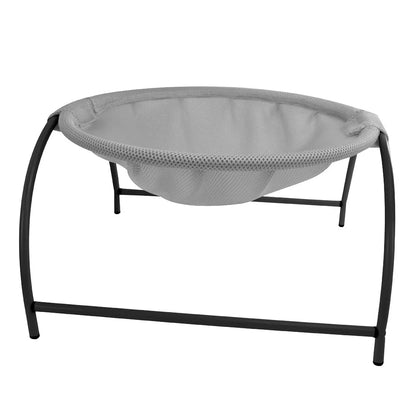 Hamac chat surélevé détouré sur fond blanc avec châssis en métal noir et lit suspendu en tissu mesh gris. Ce coussin à chat respirant offre un confort aérien et anti-transpiration. Alternative design au coussin pour chat classique, facile à monter et robuste. Qualité Les Trésors d'Owka.