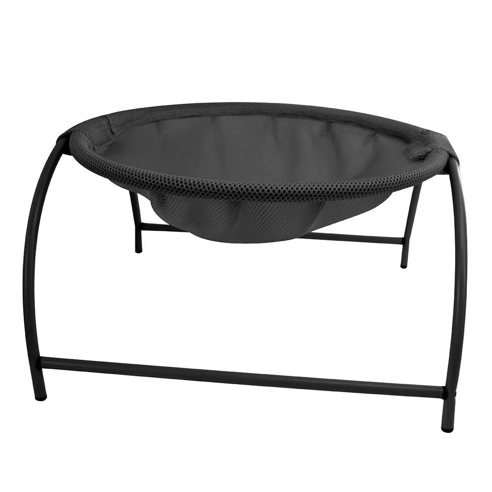 Hamac chat surélevé entièrement noir sur fond blanc, avec structure métallique en arche et lit suspendu en maille respirante. Ce coussin à chat technique offre une suspension ergonomique et une ventilation 360°. Alternative moderne au coussin pour chat traditionnel, stable et anti-poussière. Qualité prestige Les Trésors d'Owka.