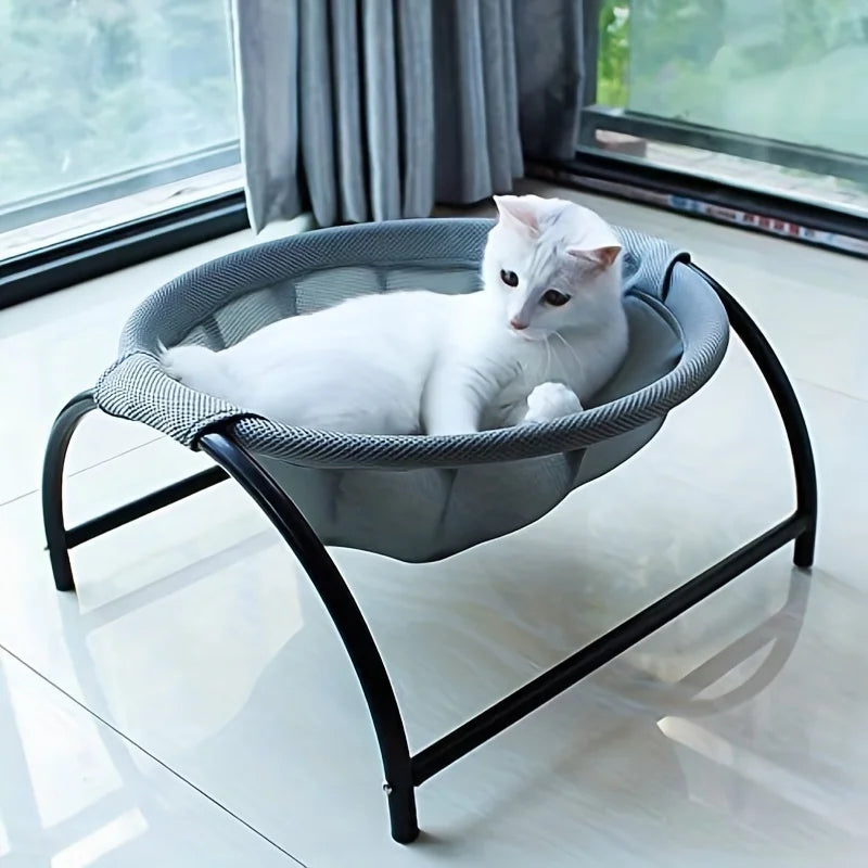 Lit pour chat sur pied gris à structure métal noir, un chat blanc installé près d'une fenêtre — Les Trésors d'Owka