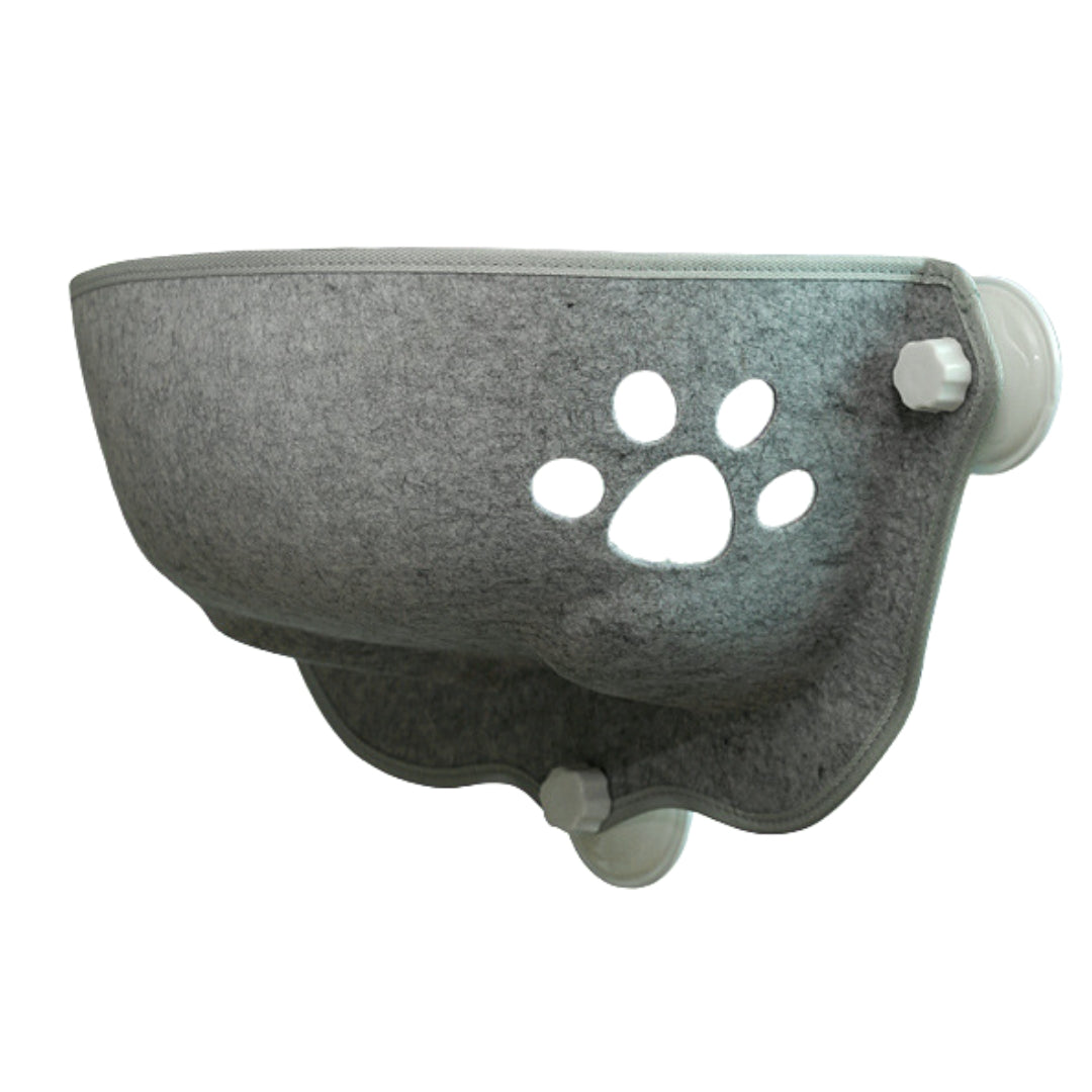 Hamac de fenêtre pour chat en feutre gris clair avec découpe décorative en forme de patte, fixé par trois ventouses à vis haute performance pour une stabilité maximale sur vitre.