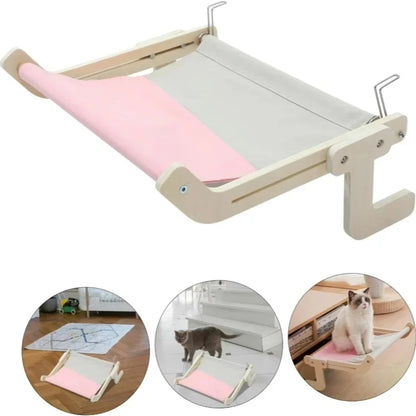 Vue d'ensemble d'un hamac pour chat en bois naturel et toile rose/grise. L'image présente les différentes utilisations : hamac a chat suspendu sur un meuble, lit posé au sol ou espace de jeu. Structure ajustable sans ventouse avec crochets métalliques. Mobilier de luxe stable et design pour hamac pour chat. Les Trésors d'Owka.