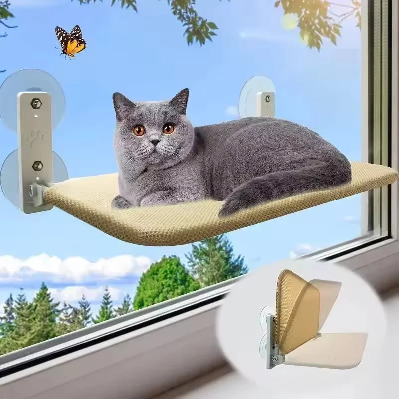 Hamac pour chat pliable de fenêtre sans câbles de suspension avec tissu mesh beige respirant. L'image montre un chat gris sur le hamac chaton fixé par 4 ventouses puissantes. Lit de fenêtre gain de place et rabattable pour hamac a chat moderne. Qualité premium Les Trésors d'Owka.
