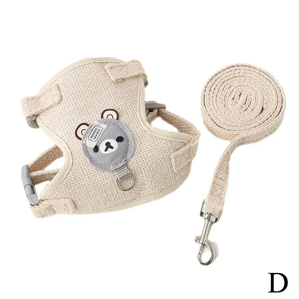 Ensemble harnais et laisse pour chat beige naturel avec motif ours brodé. Ce kit de sortie confortable est l'alternative idéale au jouet pour chat traditionnel pour stimuler l'animal dehors. Un accessoire de type jouet animaux sensoriel qui offre une expérience de jeu différente du jouet chat d'intérieur, tout en garantissant sécurité et élégance.