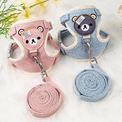 Ensemble harnais et laisse pour chat en tissu respirant rose et bleu avec motifs oursons. Cet accessoire de promenade est indispensable à côté de tout jouet pour chat pour des sorties sécurisées. Complétez votre collection de jouet animaux avec ce harnais confortable, idéal comme alternative au jouet chat d'intérieur pour stimuler votre félin en extérieur.