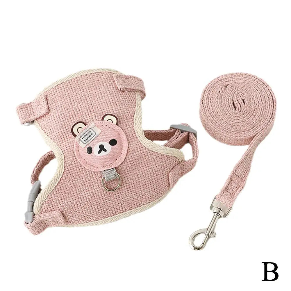 Ensemble harnais et laisse pour chat rose poudré avec motif ourson brodé. Ce kit de promenade confortable est le complément parfait du jouet pour chat d'intérieur pour stimuler l'animal en extérieur. Cet accessoire de type jouet animaux interactif permet une exploration sécurisée, remplaçant avantageusement le jouet chat classique lors des sorties.