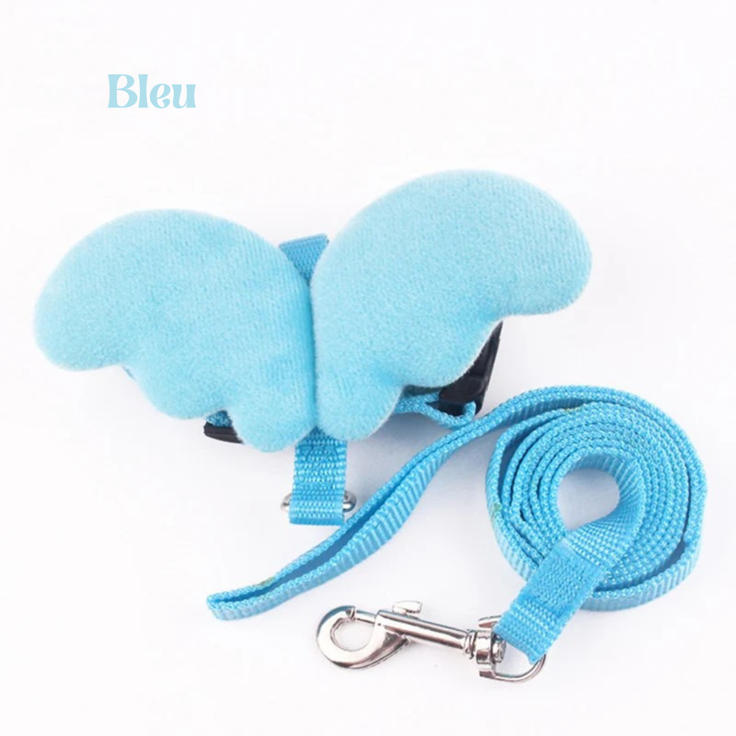 Kit complet laisse et harnais pour chat bleu turquoise avec ailes d'ange en peluche. Ce harnais chat ajustable en nylon possède des boucles de sécurité rapides et un mousqueton métallique. Un accessoire harnais animaux original, ultra-léger et confortable, idéal pour offrir un look unique et féerique à votre animal lors des balades.